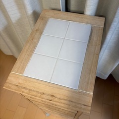 木の収納棚の画像