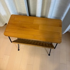 【11/12まで】ラタン調のブックシェルフがあるサイドテーブルの画像