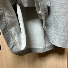 グレー ポケット付き クルーネック トレーナーの画像