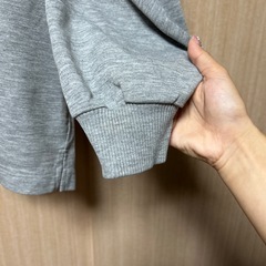 グレー ポケット付き クルーネック トレーナーの画像