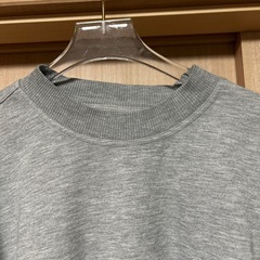 グレー ポケット付き クルーネック トレーナーの画像