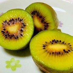 ☆レインボーレッドキウイ☆小粒〜小玉☆1袋200円の画像