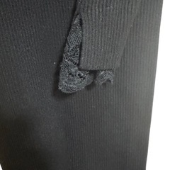 レース付きブラックニットワンピースの画像