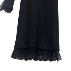 レース付きブラックニットワンピースの画像