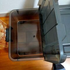 プラスチックの衣装ケース黒の画像