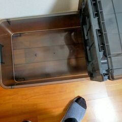 プラスチックの衣装ケース黒の画像