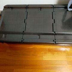 プラスチックの衣装ケース黒の画像