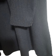 黒いリブ編み長袖Aラインワンピースの画像