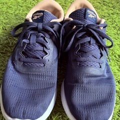 👟【美品✨】Reebok 紺色スニーカー 28cm🌿使用少なめ・上品ネイビーで履きやすい！の画像