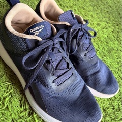 👟【美品✨】Reebok 紺色スニーカー 28cm🌿使用少なめ・上品ネイビーで履きやすい！の画像