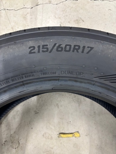 タイヤ215/60R17 