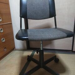 キャスター付き椅子　高さ調節可の画像