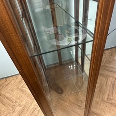 木製アーチ型　アンティーク　ガラスキャビネットの画像