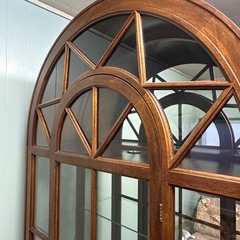 木製アーチ型　アンティーク　ガラスキャビネットの画像