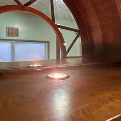 木製アーチ型　アンティーク　ガラスキャビネットの画像