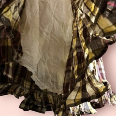ブラウン系のチェック柄ティアードスカートの画像