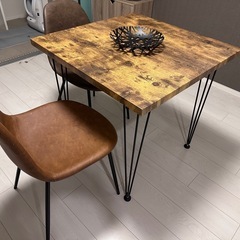 ダイニングテーブルとチェア2脚の画像