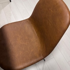 ダイニングテーブルとチェア2脚の画像