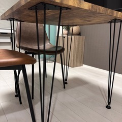 ダイニングテーブルとチェア2脚の画像