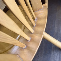 木製ダイニングテーブルとニ脚の椅子セットの画像