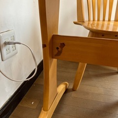 木製ダイニングテーブルとニ脚の椅子セットの画像