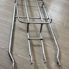 （取引候補者とお話し中）未使用自転車荷台（後部）の画像
