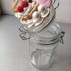 かわいいお菓子の飾りのついた密閉容器ですの画像