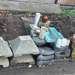 逗子 無料あげます 石材 ブロック ブリック  レンガ 天板 飛び石 庭 ガーデニング 庭園 瓦 かわら 花 スクエア 門扉 フェンス エクステリア 生け花 玄関 床材 外壁 内壁 舗装 建築材料 床 水回り壁 石肌 天然石 加工 石碑 粘板岩 板状 加工 境界 路 装飾品 瓶 置物 ストーンプレート 台座 BBQ キャンプの画像