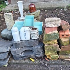 逗子 無料あげます 石材 ブロック ブリック  レンガ 天板 飛び石 庭 ガーデニング 庭園 瓦 かわら 花 スクエア 門扉 フェンス エクステリア 生け花 玄関 床材 外壁 内壁 舗装 建築材料 床 水回り壁 石肌 天然石 加工 石碑 粘板岩 板状 加工 境界 路 装飾品 瓶 置物 ストーンプレート 台座 BBQ キャンプの画像