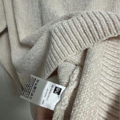 GU クリーム色 ニットの画像