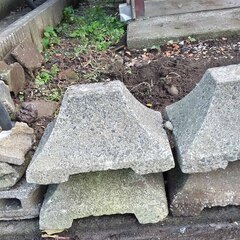 逗子 無料あげます ブリックレンガ 飛び石 ブロック 天板 石材 庭 ガーデニング 庭園 瓦 かわら 花 スクエア 門扉 床 水回り壁 石肌 天然石 加工 石碑 粘板岩 板状 加工 境界 路 装飾品 瓶 置物 ストーンプレート 台座 BBQ キャンプ フェンス エクステリア 生け花 玄関 床材 外壁 内壁 舗装 建築材料の画像