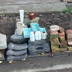 逗子 無料あげます ブリックレンガ 飛び石 ブロック 天板 石材 庭 ガーデニング 庭園 瓦 かわら 花 スクエア 門扉 床 水回り壁 石肌 天然石 加工 石碑 粘板岩 板状 加工 境界 路 装飾品 瓶 置物 ストーンプレート 台座 BBQ キャンプ フェンス エクステリア 生け花 玄関 床材 外壁 内壁 舗装 建築材料の画像