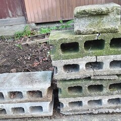 逗子 無料あげます ガーデニング 庭 石材 ブロック ブリックレンガ 天板 飛び石 庭園 瓦 かわら 花 スクエア エクステリア 生け花 玄関 床材 外壁 内壁 舗装 建築材料 石肌 天然石 加工 石碑 粘板岩 板状 加工 境界 路 装飾品 瓶 置物 門扉 床 水回り壁 ストーンプレート 台座 BBQ キャンプ フェンスの画像