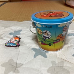 アンパンマン缶、キーホルダー、トーマス靴下の画像
