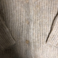 ベージュカーディガンの画像