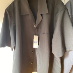 【2枚】GU 半袖シャツ 黒 ダークグレー 2枚セットの画像