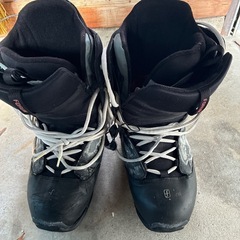 スノーボードとブーツの画像