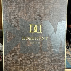 スノーボードとブーツの画像