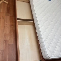 取引中　無印良品　セミダブル収納ベッド、マニフレックスの　マットレス　取りに来ていただける方の画像
