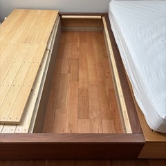 取引中　無印良品　セミダブル収納ベッド、マニフレックスの　マットレス　取りに来ていただける方の画像