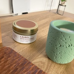 木のフォトフレームやアロマキャンドルの画像