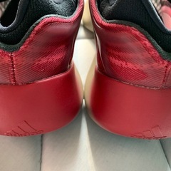 アディダスイージーブースト700 V3の画像