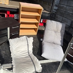 新生活応援！どれでも1点300円 テレビ台、座椅子、衣装ケース、鏡、本棚、ハンガーラック、かーぺカーペットなどなどの画像