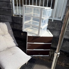 新生活応援！どれでも1点300円 テレビ台、座椅子、衣装ケース、鏡、本棚、ハンガーラック、かーぺカーペットなどなどの画像