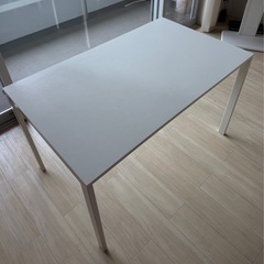 ダイニングテーブルの画像