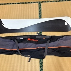 スノーボードの板とケースの画像