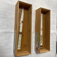 お盆と箸と箸入れの画像