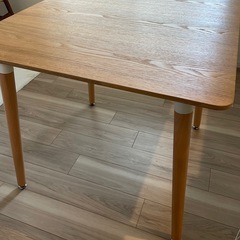 ダイニングテーブルの画像