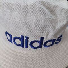 adidas ハット白 の画像