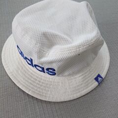 adidas ハット白 の画像